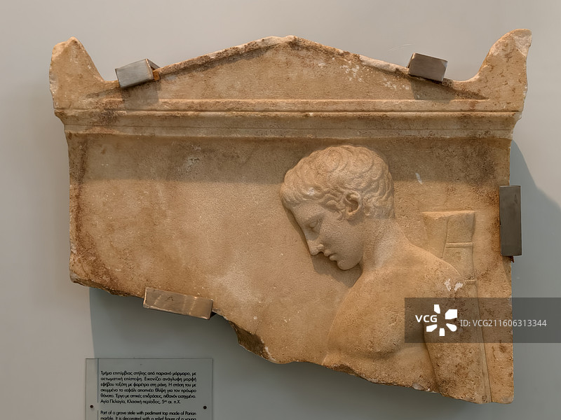 希腊克里特岛～伊拉克利翁考古博物馆-一个背着箭袋的少年弓箭手图片素材