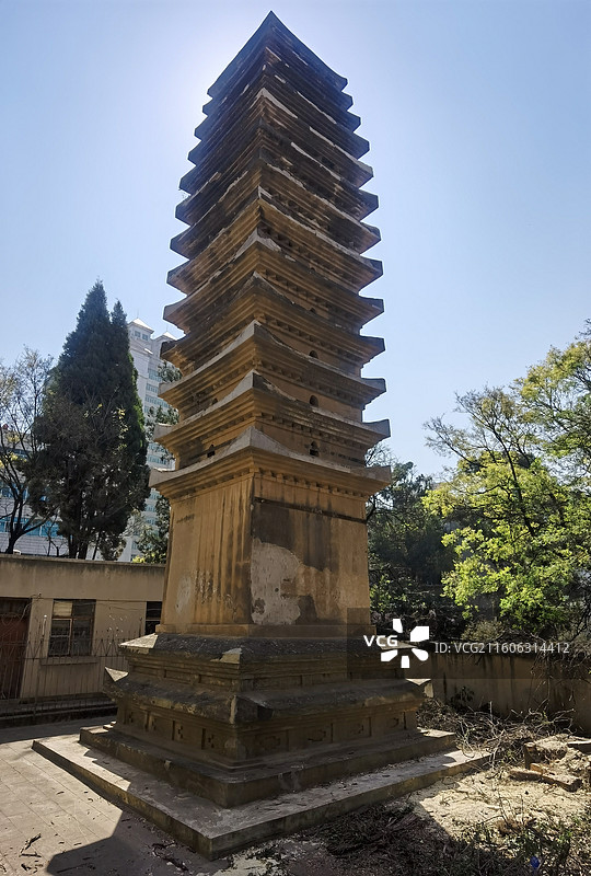 云南省昆明市city walk：昆明大德寺双塔图片素材