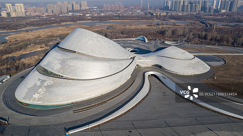 冬季晴朗天气下松北区文化中心岛内的哈尔滨大剧院航拍俯视图，Harbin，China图片素材