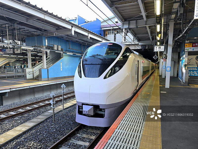 日本东京都品川站，停靠在站台的常磐线特急列车图片素材