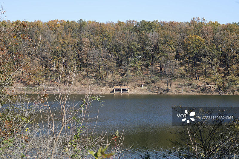 秋天安徽淮南乳山水库和卧龙山图片素材