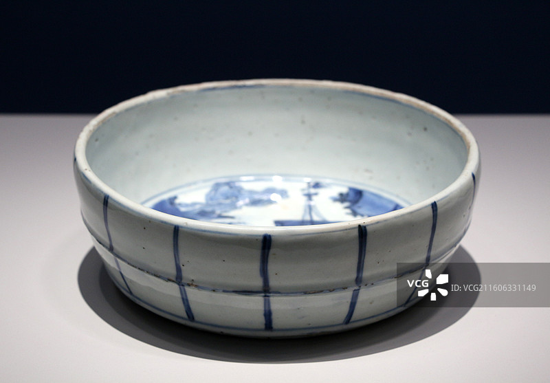 上海博物馆东馆 —— 陶瓷专题馆-青花山水人物图水盂图片素材
