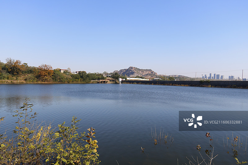 秋天安徽淮南乳山水库和卧龙山图片素材