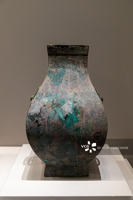 运城博物馆藏汉代辅首衔环铜方壶图片素材