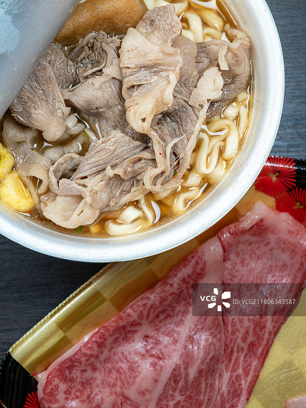 和牛与方便速食拉面图片素材