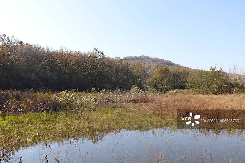 秋天安徽淮南乳山水库和卧龙山图片素材