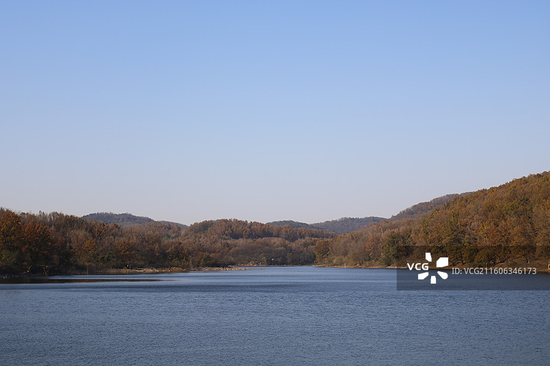 秋天安徽淮南乳山水库和卧龙山图片素材