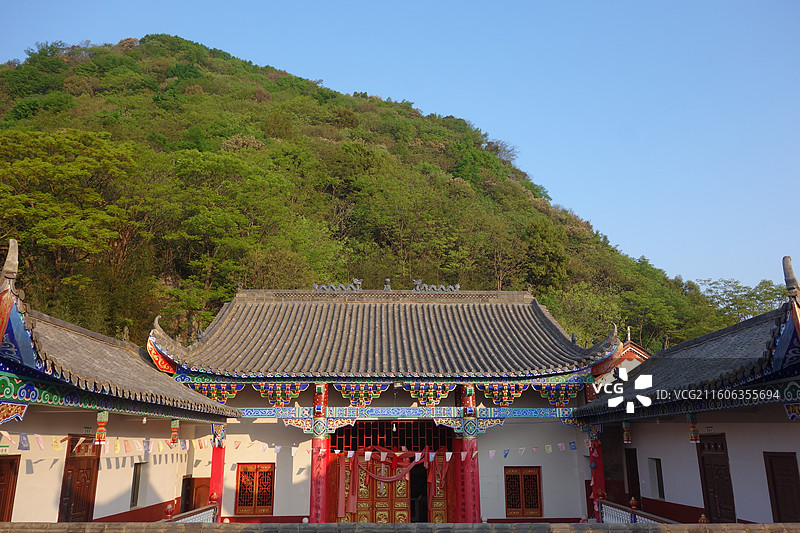 云南省曲靖市罗平油菜花：金鸡峰丛金鸡灵仪寺亭台山门图片素材