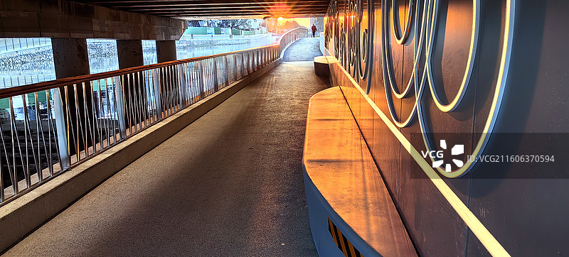 日落西山桥下的光影变幻图片素材