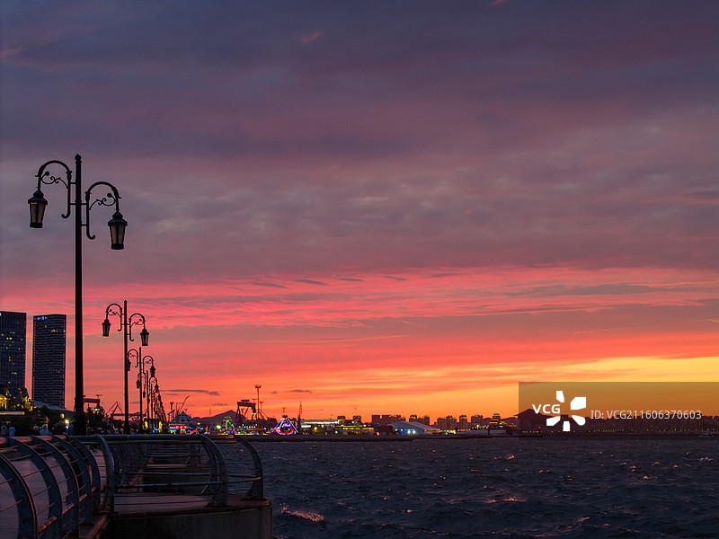 大连东港航拍东港夜景东港商务区威尼斯水城音乐喷泉广场图片素材