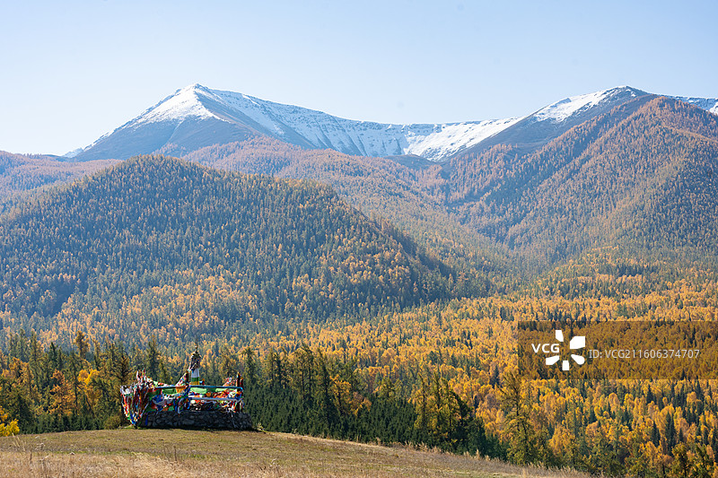 秋天雪山森林与藏区玛尼堆经幡图片素材