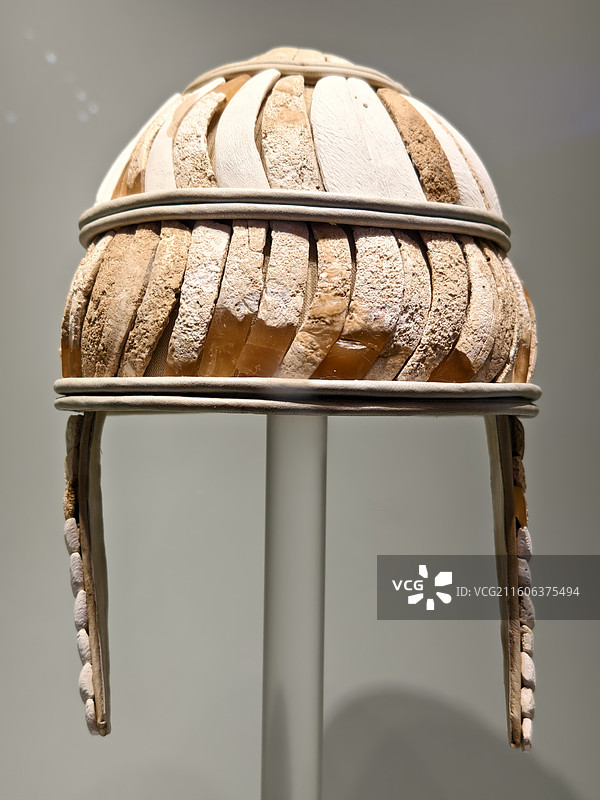 希腊克里特岛～伊拉克利翁考古博物馆-带有护颊的野猪獠牙头盔图片素材