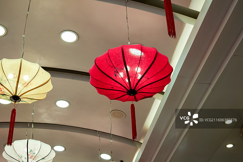 屋顶悬挂的红色灯笼图片素材