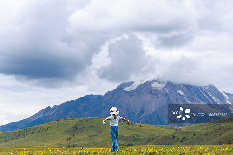 川西甘孜州理塘县格聂南线年轻女孩与美景人景融合图片素材