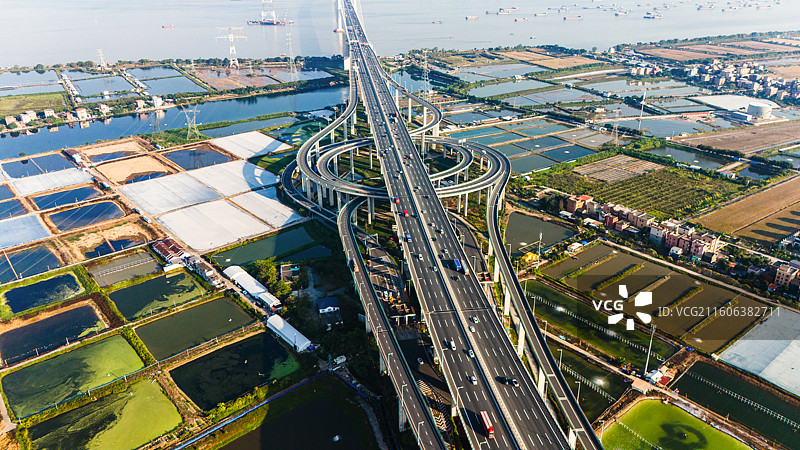 车水马龙的立交 映出为生活奔波的人们图片素材