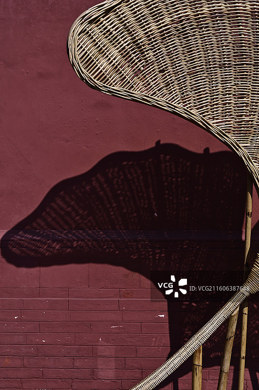 影随形动：崇州罨画池中的竹编艺术与光影对话图片素材