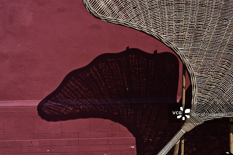 影随形动：崇州罨画池中的竹编艺术与光影对话图片素材