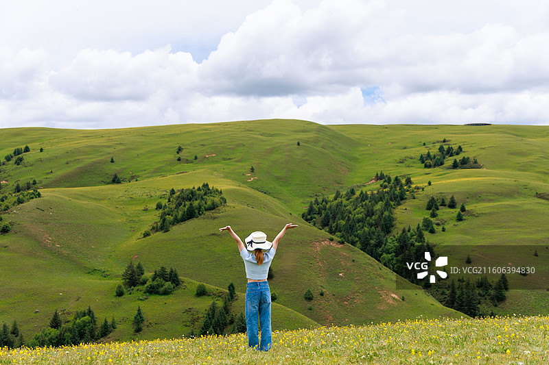 川西甘孜州理塘县格聂南线年轻女孩与美景人景融合图片素材