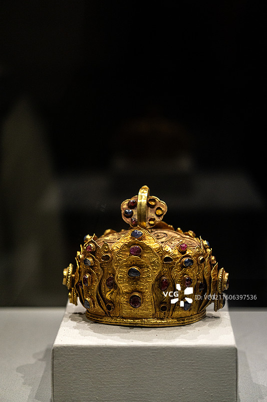 金镶红蓝宝石冠 明 云南省博物馆 文物 静物 1963年出土于云南呈贡王家营沐氏家族墓之沐崧夫妇合葬图片素材