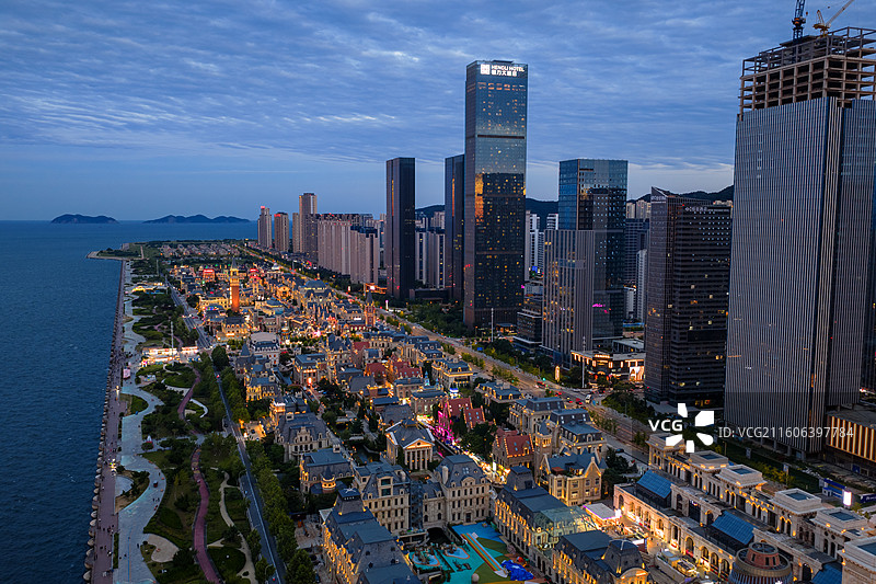 大连东港航拍东港夜景东港商务区威尼斯水城音乐喷泉广场图片素材