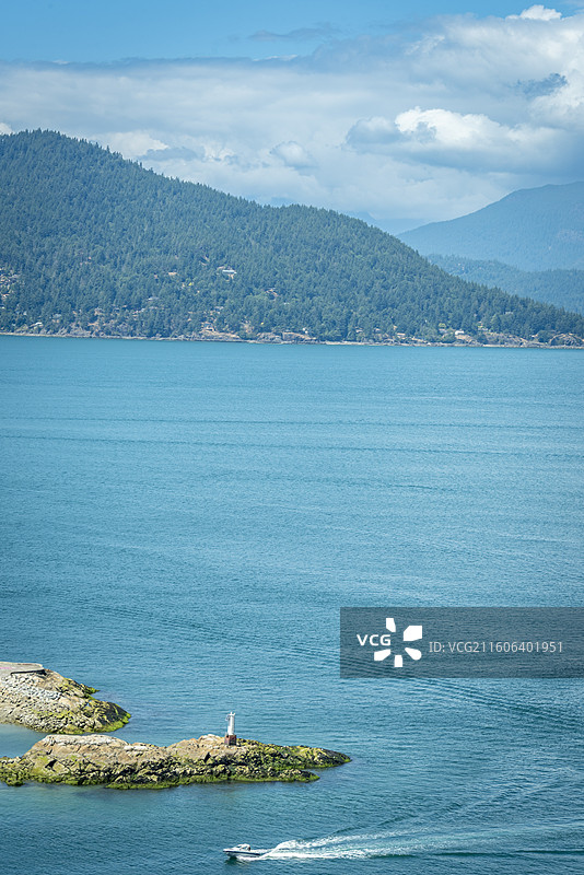 温哥华马蹄湾，海天公路旁，碧蓝海水与游艇，自然风光旖旎。图片素材