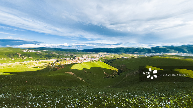 日落时分的四川阿坝州朗依寺图片素材