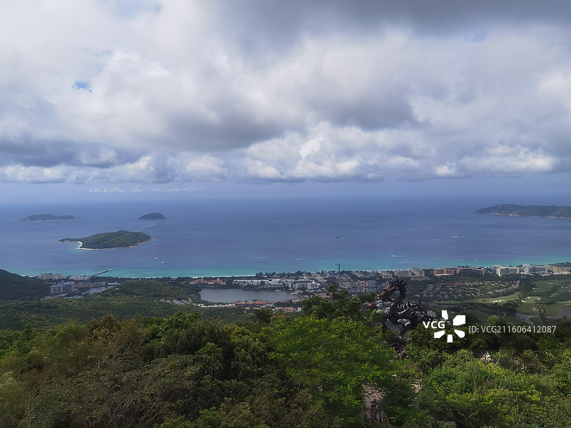 海南省三亚市热带天堂森林公园：沧海楼远眺亚龙湾图片素材