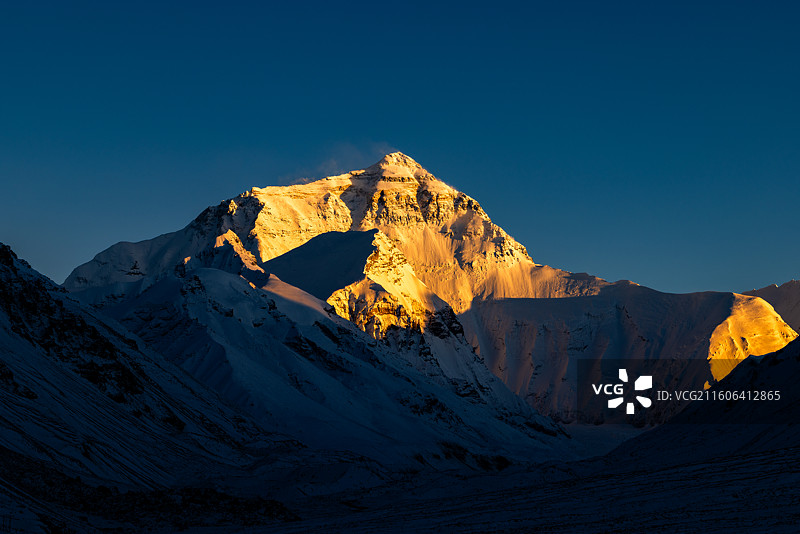 珠穆朗玛峰日照金山图片素材