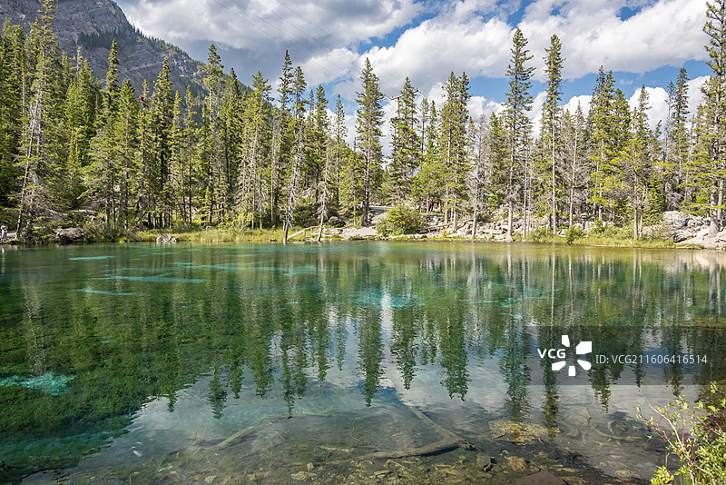 加拿大落基山脉Canmore镇Grassi湖，湖水清澈，森林倒影，自然纯净。图片素材