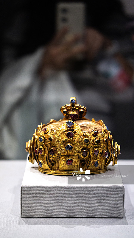 金镶红蓝宝石冠 明 云南省博物馆 文物 静物 1963年出土于云南呈贡王家营沐氏家族墓之沐崧夫妇合葬图片素材