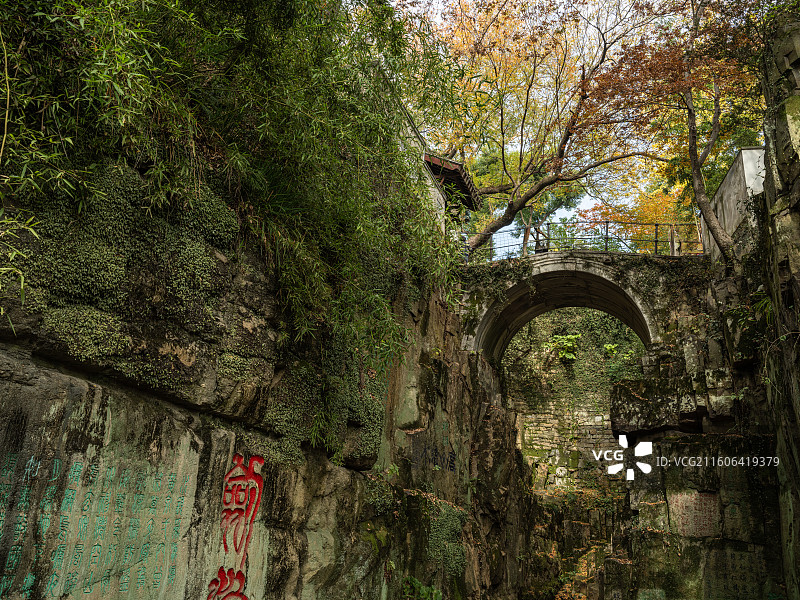虎丘山山门石径与峡谷墙体苔痕图片素材
