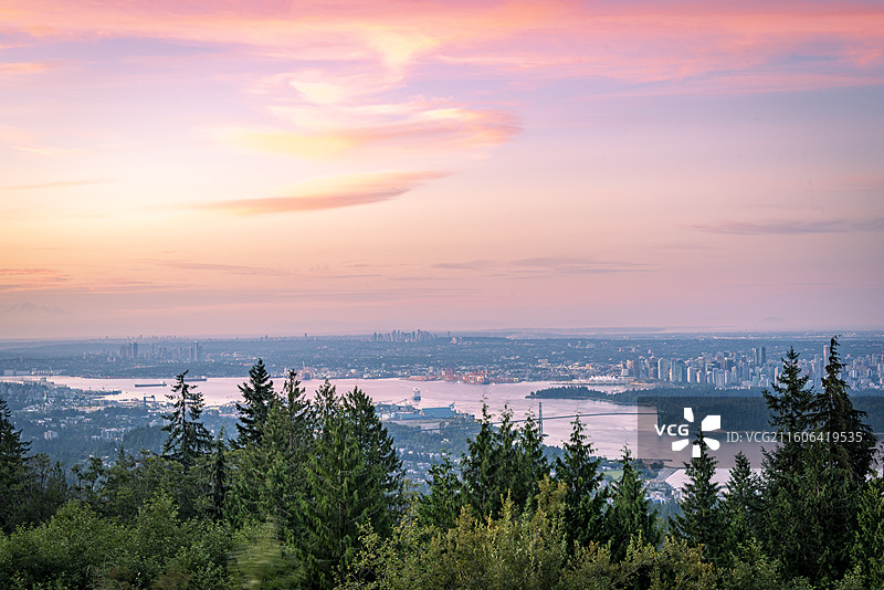 从Cypress lookout俯瞰，温哥华城市全景在朝霞映照下，与自然风光完美融合。图片素材