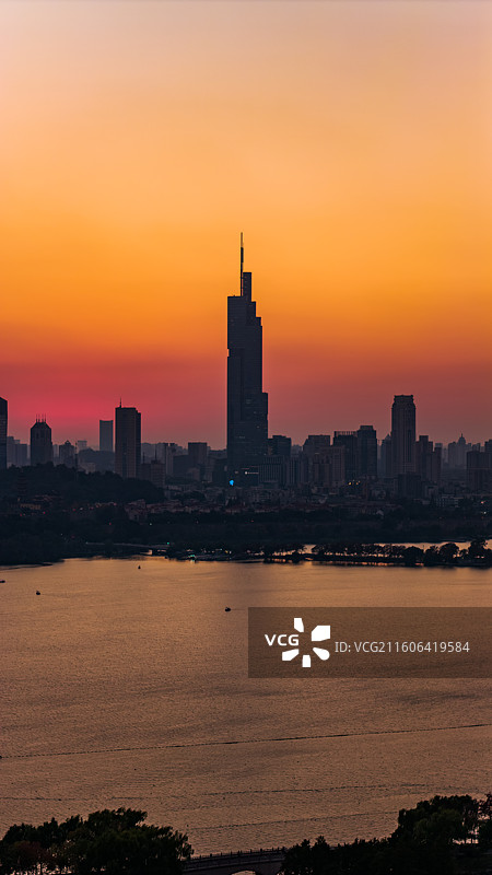 南京玄武湖金陵浪漫中心日落夜景城市天际线图片素材