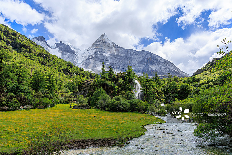 四川川西甘孜州稻城亚丁雪山美景图片素材