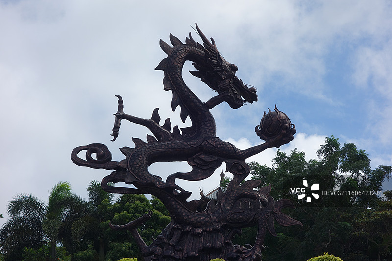 海南省三亚市热带天堂森林公园：龙行天下雕塑图片素材