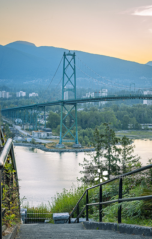 朝霞映照下的温哥华狮门桥，连接Stanley Park与城市，展现自然与城市和谐之美。图片素材
