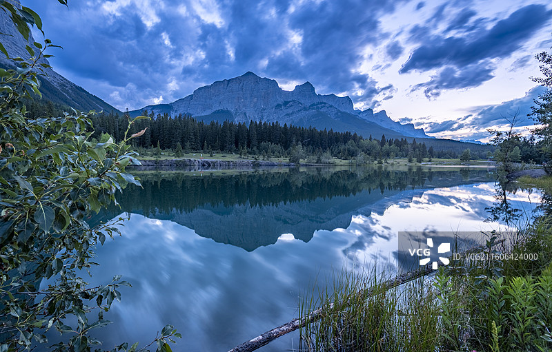 加拿大落基山脉Canmore镇Quarry湖，湖面如镜映山川，自然风光静谧迷人。图片素材