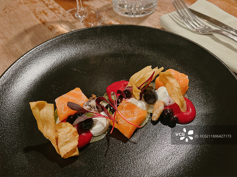 精致的法餐，前菜，三文鱼图片素材