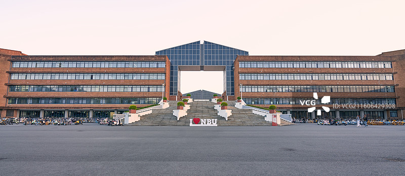 橙色砖墙建筑正面广角特写图片素材