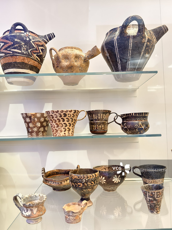希腊克里特岛～伊拉克利翁考古博物馆-克诺索斯的皮索、烧瓶、水果架、鸟形容器和其他精美的卡玛瑞图片素材