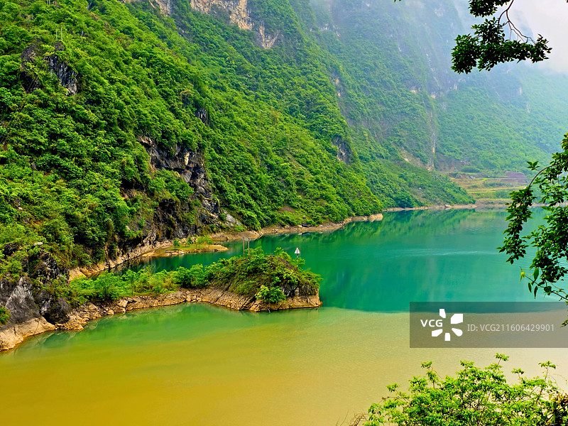 静谧峡谷：屏山西宁河与金沙江交汇处的翡翠湖泊图片素材