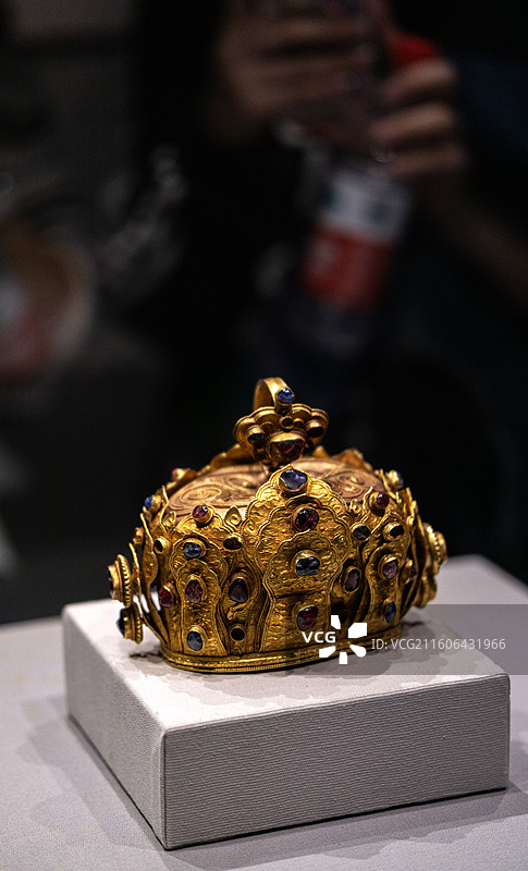 金镶红蓝宝石冠 明 云南省博物馆 文物 静物 1963年出土于云南呈贡王家营沐氏家族墓之沐崧夫妇合葬图片素材