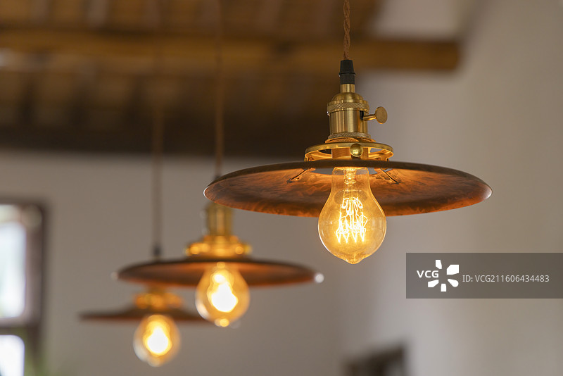 复古黄铜吊灯工业风餐厅灯具温馨氛围图片素材