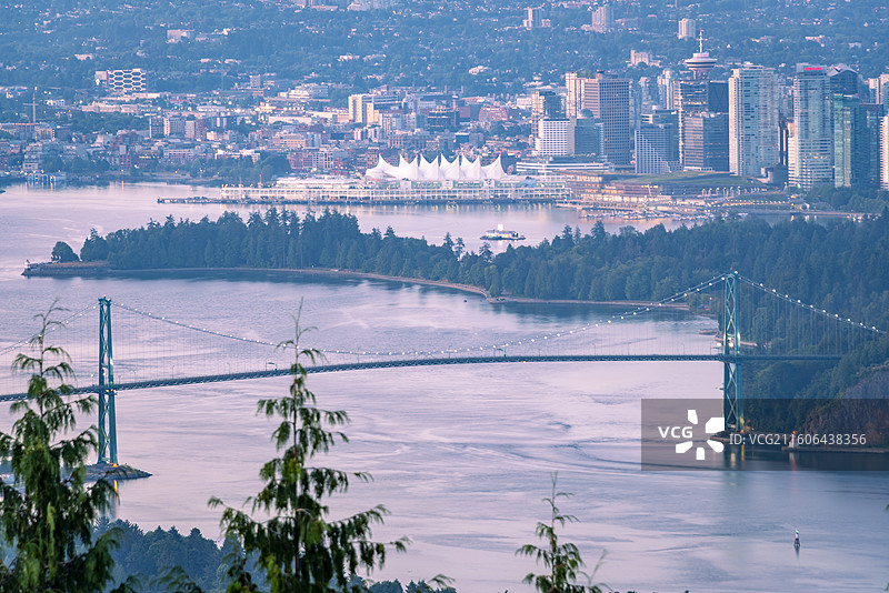 温哥华Cypress lookout俯瞰，狮门桥横跨水面，城市全景与朝霞交相辉映。图片素材