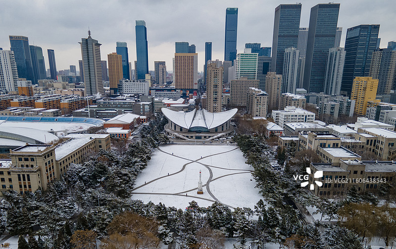 东北大学2025入冬初雪航拍景色图片素材