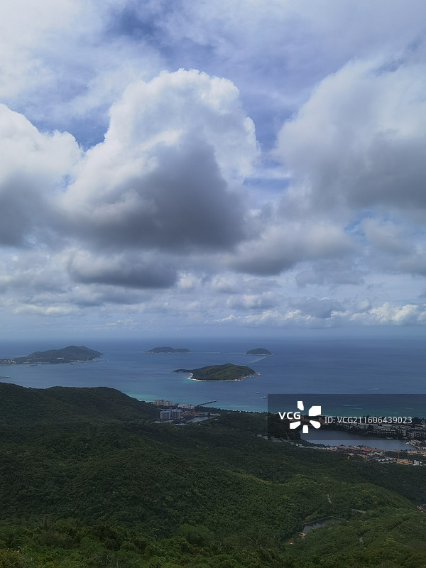 海南省三亚市热带天堂森林公园：沧海楼远眺亚龙湾图片素材