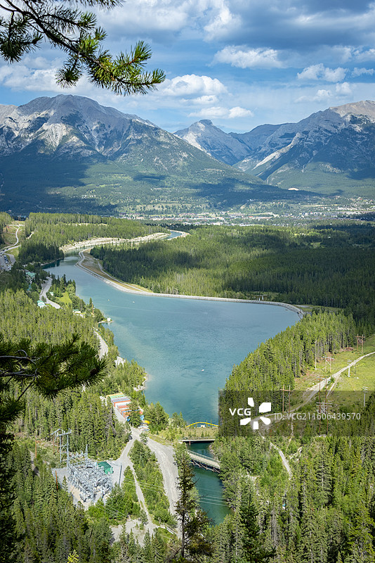 加拿大落基山脉Canmore镇Grassi湖周边，河流蜿蜒，山脉雄伟，森林葱郁，自然风光壮丽。图片素材