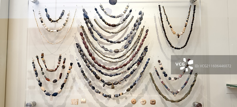 希腊克里特岛～伊拉克利翁考古博物馆-吊坠和项链上有石头、法昂斯和陶土制成的投票图片素材