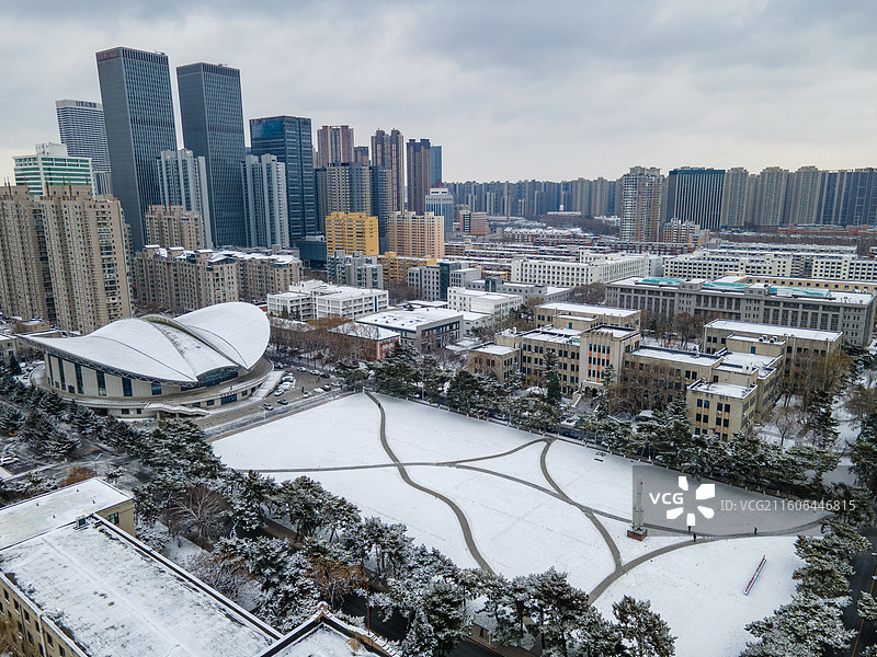东北大学2025入冬初雪航拍景色图片素材