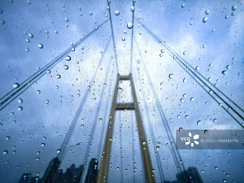 雨天水珠在挡风玻璃上行程的倒影所映衬的具有氛围感和情绪感的杨泗港长江大桥图片素材